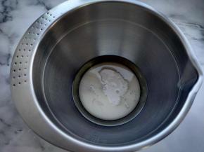 酸奶跟玉米油直接倒入打蛋盆内，搅拌至乳化状态。