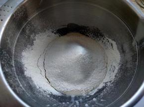 筛入低筋面粉，用手抽拌至看不到干粉。