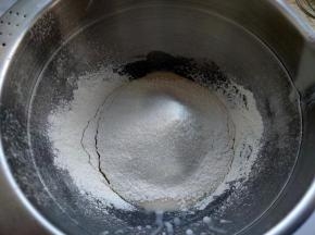 筛入低筋面粉，用手抽拌至看不到干粉。