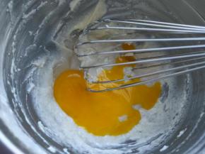 加入蛋黄，再次拌匀。