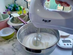 蛋白加入几滴柠檬汁，使用上豪打蛋器三档打发，当出现大气泡后分三次加入细砂糖，直至蛋白能拉出一个短小直立的尖角。（打发好的蛋白表面会比较光亮细滑，插入筷子能够直立不倒）