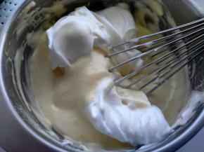 取出准备好的蛋黄糊，加入三分之一的蛋白霜，用蛋抽画Z字拌匀，看不到蛋白霜后再加入三分之一的蛋白霜加入，同样的方法拌匀，然后倒回蛋白霜的盆内，仍用之前的方法拌匀。