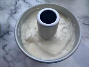 将准备好的面糊倒入模具，倒面糊时，蛋盆离模具大概15厘米高倒入面糊，这样能使里面的大气泡自动消除。