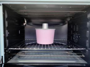 放入预热好的烤箱，上火170度下火160度烘烤35分钟左右，这个温度跟时间仅供参考，实际操作根据自己家烤箱的脾气调整就可以了。