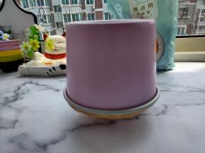 烤好的蛋糕拿出来之后在桌子上空15厘米左右的高度摔下去，一两下就好了，把蛋糕内部多余的热气给震出来，然后倒扣晾凉。