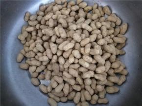 买回来的新鲜花生倒洗菜盆里，挑去生虫的，瘪的。