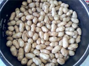 洗干净的花生放进电饭锅中，加入没过花生的水。