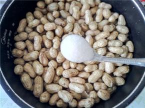 加入适量盐，搅匀，电饭锅煮饭程序。有些人喜欢加干辣椒大蒜八角，随各人喜好，我家就喜欢放一点盐，就要那个淡淡的咸味。10克盐是比较淡的，如果喜欢微微咸一点的，就放15克。