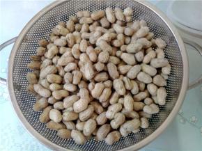 花生不那么烫了就可以吃了。注意，当天没吃完的花生，要放冰箱保存，不然这个天太热，会馊的。第二天最好再煮一下再吃。