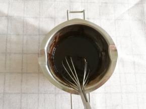 用打蛋器（或者筷子，最好是手动打蛋器）搅打均匀，成无干粉的糊状。