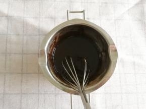 用打蛋器（或者筷子，最好是手动打蛋器）搅打均匀，成无干粉的糊状。