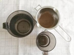 准备材料，黑凉粉直接买现成的，水烧开后一部分冷凉成凉白开备用。