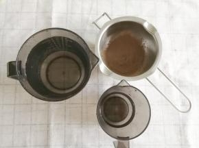 准备材料，黑凉粉直接买现成的，水烧开后一部分冷凉成凉白开备用。