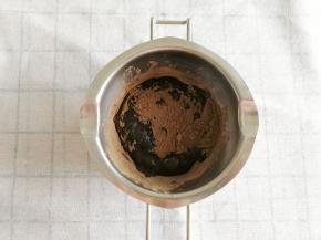 黑凉粉放入干净盆中。倒入125毫升凉白开。