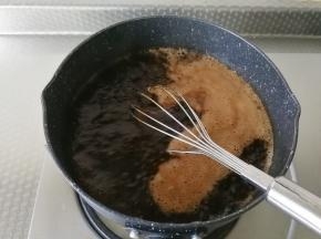 然后将560毫升的温开水倒入。一边倒，一边搅拌均匀。防止沉底。搅匀后倒入不粘锅中，开小火，一边加热一边搅拌。