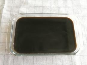 将混合液体煮到沸腾。然后关火，倒入模具中。方形圆形都可以。煮的过程中表面可能会有一层凝结的皮。倒入模具后，可以捞出扔掉，这样不会影响成品口感。常温放到冷却后，盖保鲜膜放入冰箱冷藏备用。