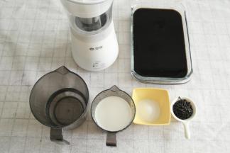 冷藏好的仙草冻，准备好煮奶茶的材料。将小蛮腰奶茶机清洗干净备用。