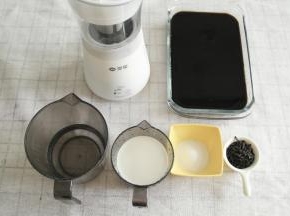 冷藏好的仙草冻，准备好煮奶茶的材料。将小蛮腰奶茶机清洗干净备用。