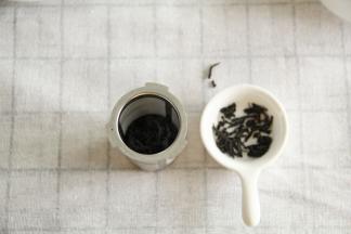 将茶叶放入滤网中。卡槽卡在盖子上。