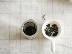 将茶叶放入滤网中。卡槽卡在盖子上。