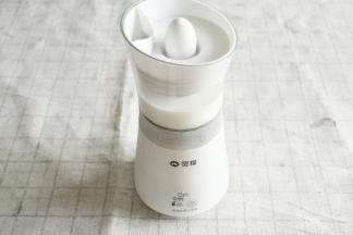 盖上卡好装有茶叶滤网的盖子。