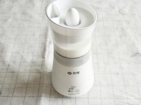 盖上卡好装有茶叶滤网的盖子。