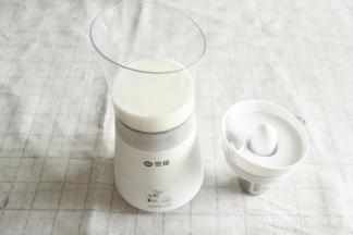 将纯净水、牛奶、细砂糖倒入奶茶机中。