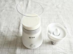 将纯净水、牛奶、细砂糖倒入奶茶机中。