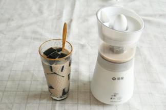 然后用小刀将仙草冻横竖划开纹路。舀入杯子中，倒入煮好的奶茶，入口温度刚刚好！开个电视剧，捧着奶茶，慢慢喝吧，可以舀着喝的奶茶！浓浓茶香，喝的放心！