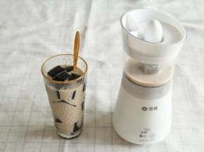 然后用小刀将仙草冻横竖划开纹路。舀入杯子中，倒入煮好的奶茶，入口温度刚刚好！开个电视剧，捧着奶茶，慢慢喝吧，可以舀着喝的奶茶！浓浓茶香，喝的放心！