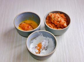 首先取一个鸡翅裹上面粉，在沾满蛋液，最后均匀沾上薯片碎。