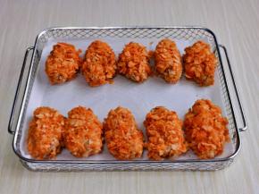 依次做好，放在垫好油的炸网上。