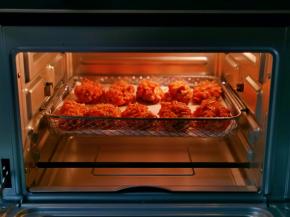 将烤网入ACA空气炸烤箱中层。