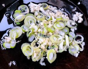 锅中倒入底油加热放入葱花、蒜粒爆香