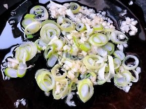 锅中倒入底油加热放入葱花、蒜粒爆香