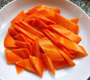 胡萝卜切成马蹄片