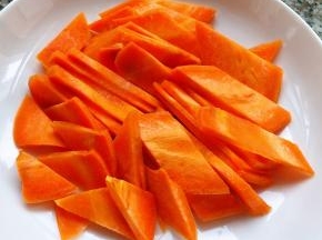 胡萝卜切成马蹄片