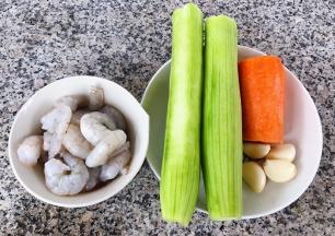 准备原材虾仁从背部片开但不要片断成蝴蝶状，丝瓜、胡萝卜、蒜去皮洗净