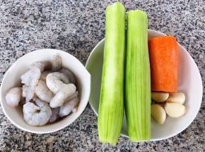 准备原材虾仁从背部片开但不要片断成蝴蝶状，丝瓜、胡萝卜、蒜去皮洗净