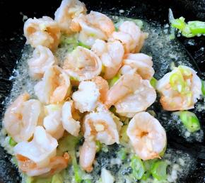 放入料酒、糖翻炒均匀