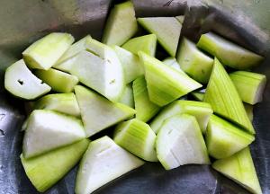 丝瓜切成滚刀块