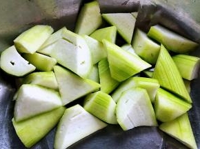 丝瓜切成滚刀块