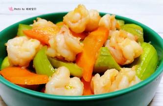 鲜嫩爽口的丝瓜炒虾仁装入盘中就大功告成了