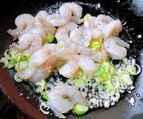 放入虾仁炒匀