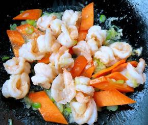 放入胡萝卜炒至断生