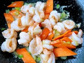 放入胡萝卜炒至断生