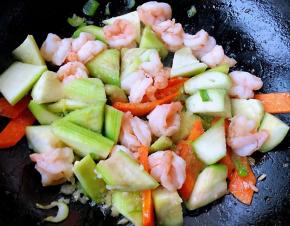 放入丝瓜同时放入盐和味精