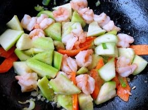 放入丝瓜同时放入盐和味精