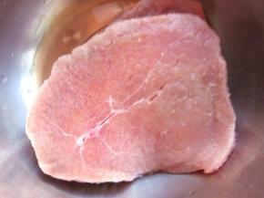 1.牛肉解冻化开，最好是新鲜的