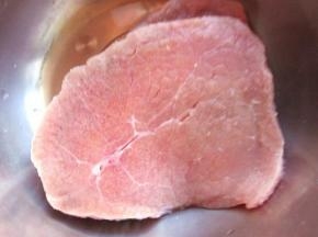 1.牛肉解冻化开，最好是新鲜的